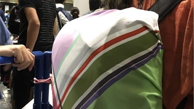 超撥水風呂敷ながれなら、大型のリュックを包むこともできる