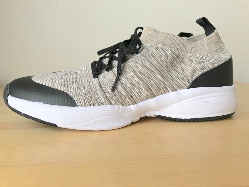 横顔もシンプルで、履きやすいデザイン