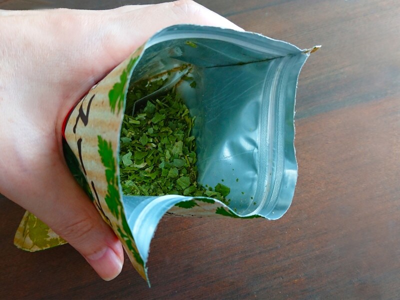 乾燥パクチーリーフがたっぷりに入ったカルディのパクチースープ