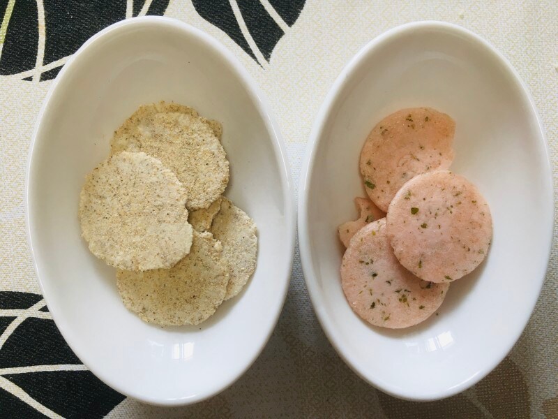 右が海鮮せんべい、左がコオロギせんべい