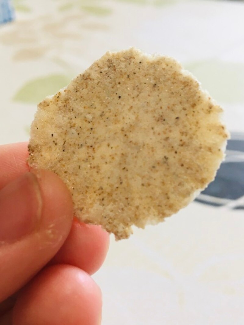 食用コオロギをパウダー状にしてせんべいに練りこんだ