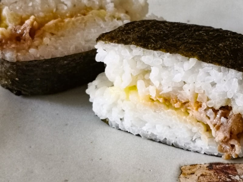 ローソンストア100ばくだんおにぎりの断面