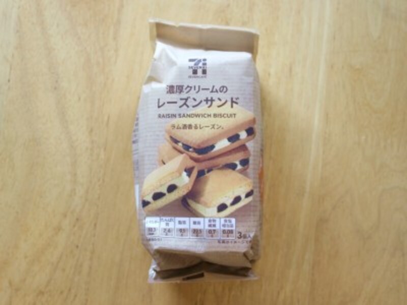 濃厚クリームのレーズンサンド