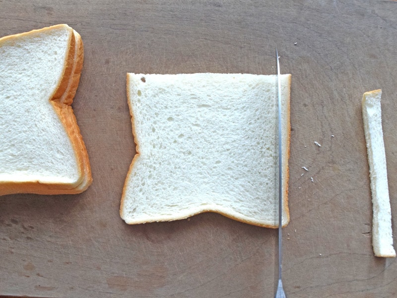 パンの耳を切り落とす