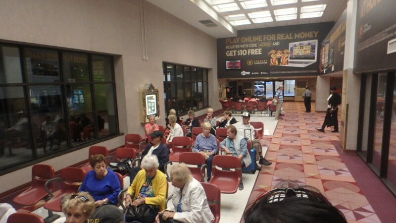 老人しかいない待合室