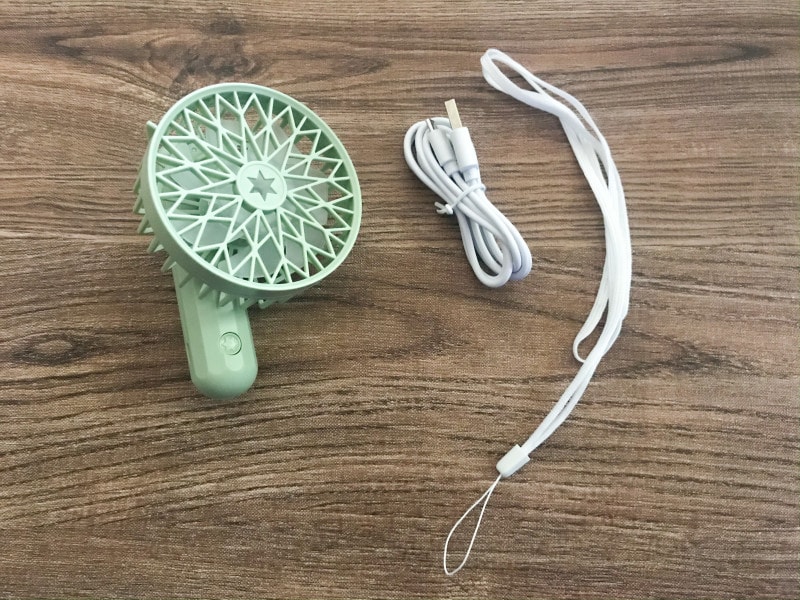 充電ケーブルとネックストラップもついて500円（税別）のハンディ扇風機