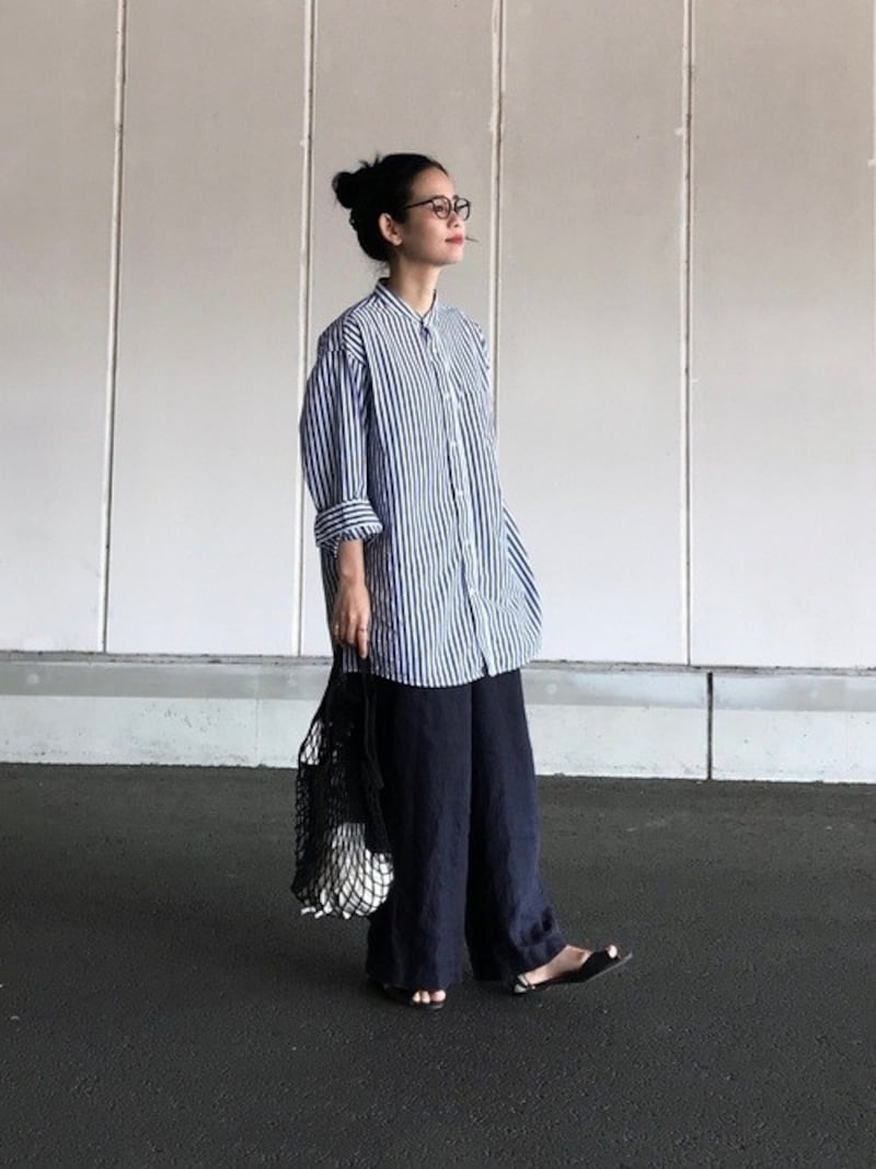 同じネイビーのパンツでもリネン素材ならぐっと涼しく感じられます 出典:WEAR