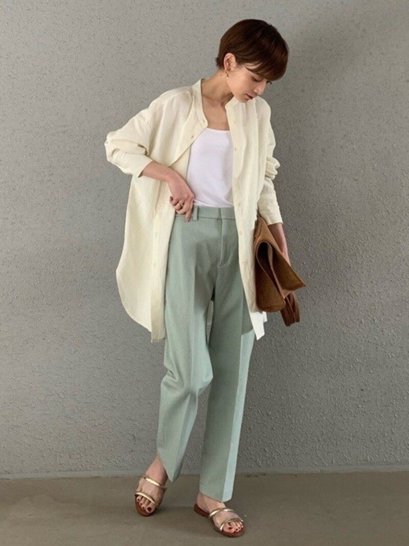 前を閉じても開けても表情が変えられるバンドカラーシャツが優秀　出典：WEAR