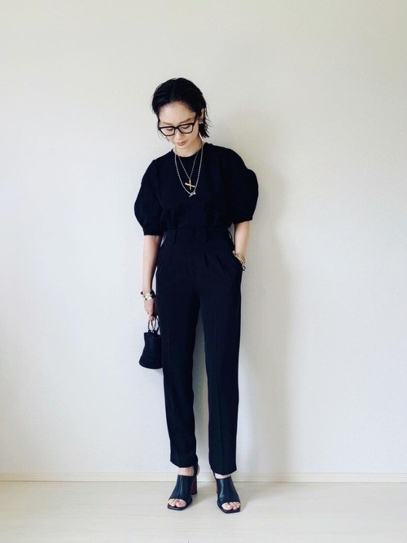 ユニクロなら夏にぴったりの大人な黒パンツも見つかる　出典：WEAR