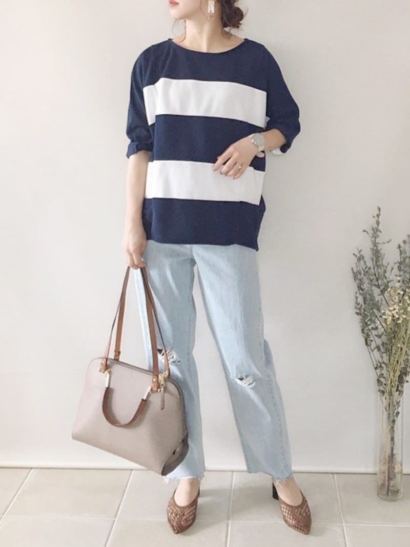 ネイビーや黒などの濃い色を淡デニムが夏らしく爽やかにしてくれる　出典：WEAR