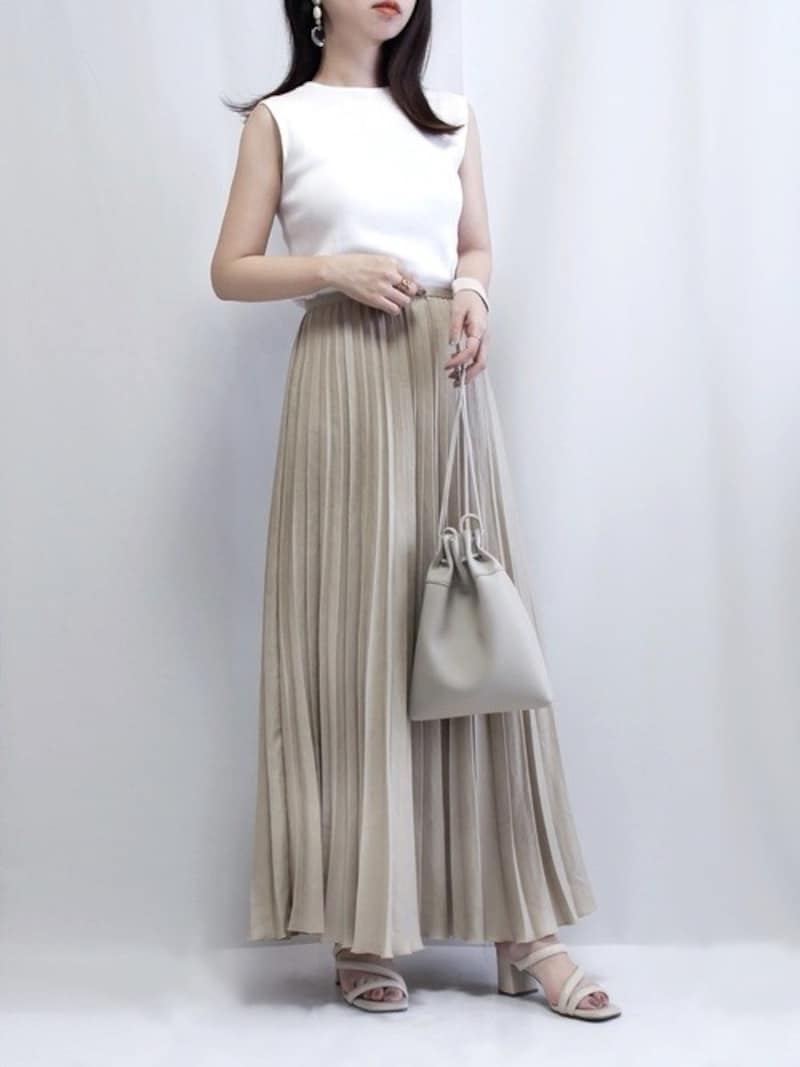 ミニマルなおしゃれ感でフェミニンコーデをあか抜けさせてくれます　出典：WEAR