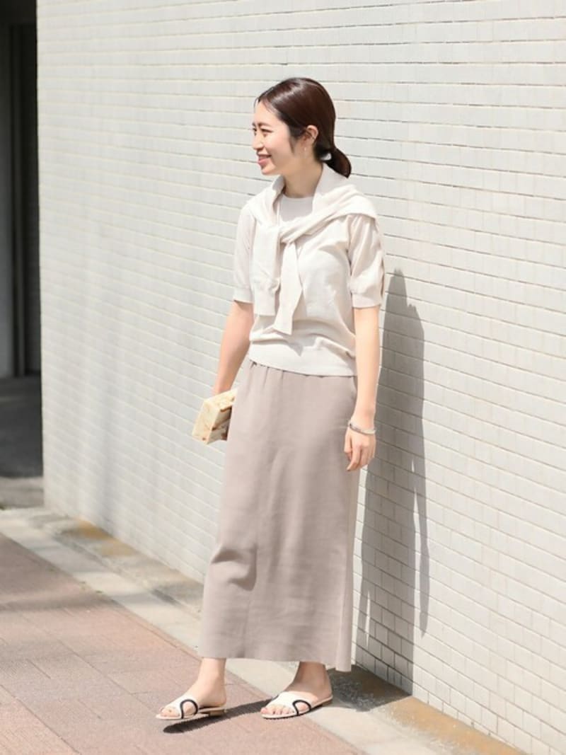 コットン100％のニット素材ならベージュのスカートもより柔らかい質感に　出典：WEAR