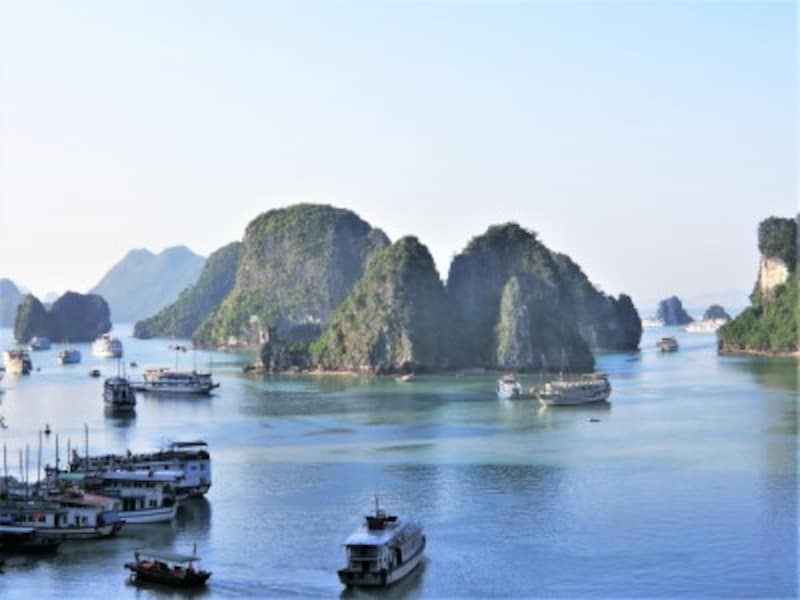 ベトナム最大の見どころを言われる世界遺産ハロン湾。海上にそびえ立つ奇岩の間をクルーズ船で巡る。ハノイから日帰りも可能。