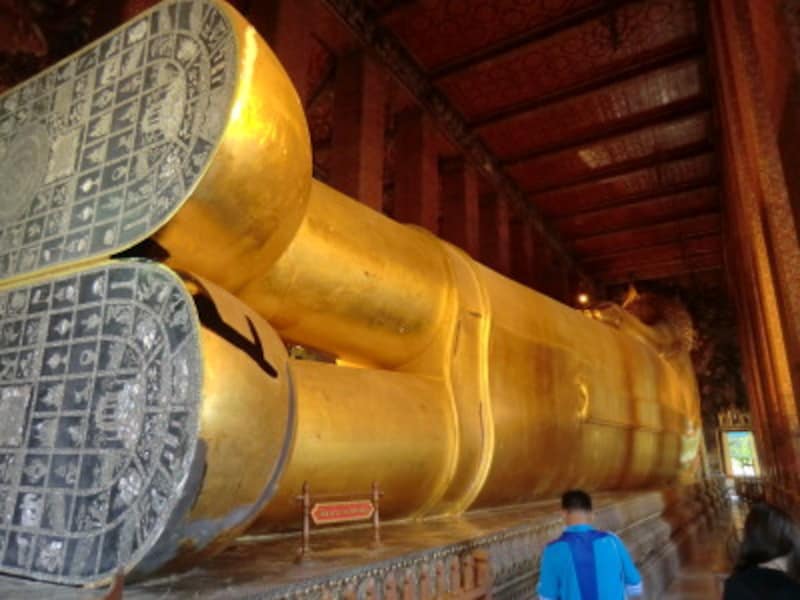 ワット・ポーにある黄金大仏様のお背中。足裏の紋様はツボ！ ではなく108の宇宙観を現している。マッサージの総本山としても有名なお寺