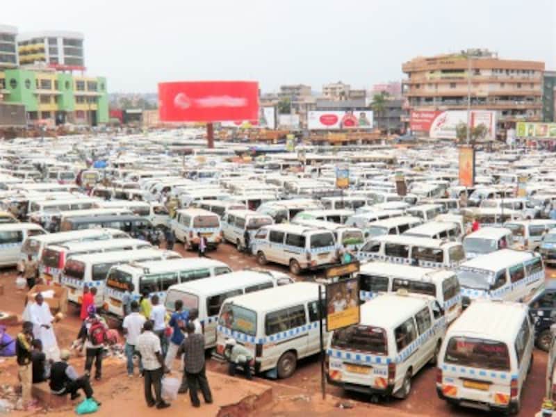 都会の日常生活で密を回避するのはなかなか難しい……写真はウガンダの首都カンパラのオールドタクシーパーク