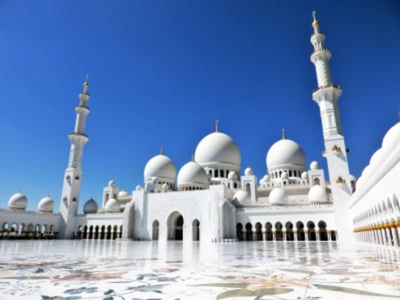 アラブ首長国連邦の首都アブダビにあるシェイク・ザイード・グランド・モスク。純潔を尊ぶイスラム教徒を象徴するかのような白亜の壮麗な祈りの場所