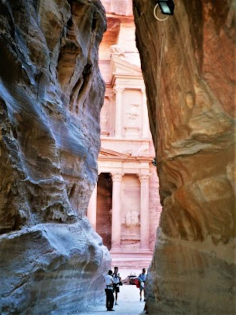 切り立った崖の向こうにペトラ最大の見どころ「アル・ハズネ」が見える。映画インディー・ジョーンズのロケ地としても有名。