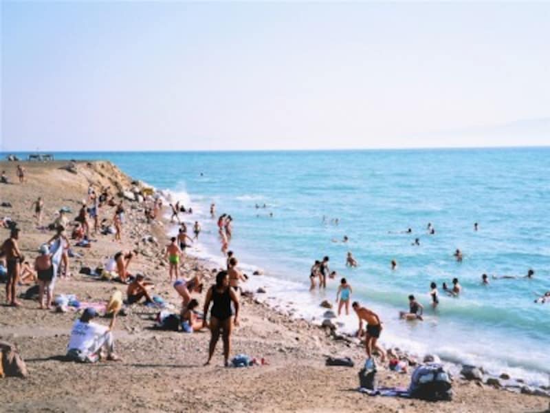 海抜マイナス400m、あまりの塩分濃度のため、魚の住めない死海。ここでしか味わえない特別な浮遊体験を！ 死海の塩や泥を使ったエステも。