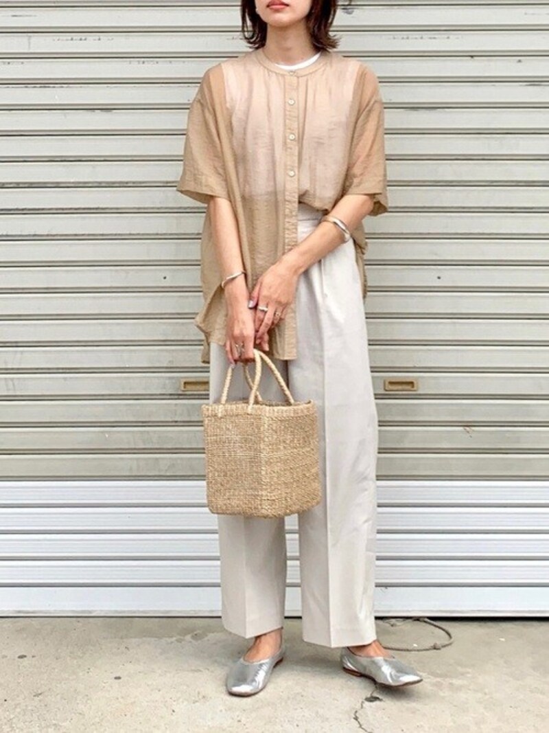 コーデのポイントになるゴールドやシルバーは面積が大きすぎないサンダルと好相性　出典：WEAR