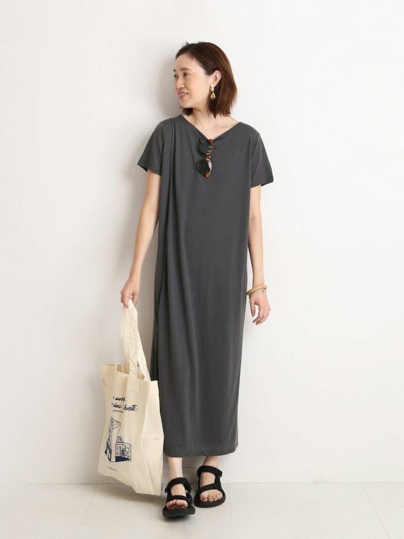 スポーツサンダルはシンプルなコーデに組み込むと大人なバランスに　出典：WEAR