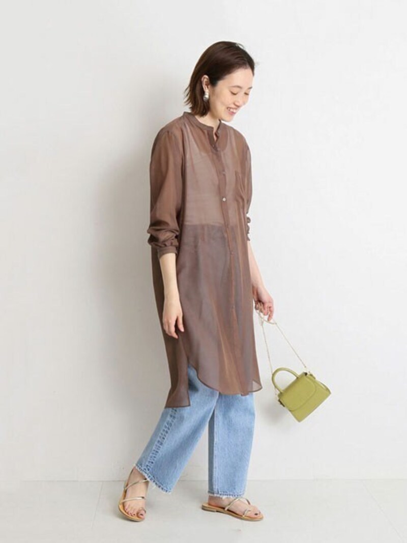 体を覆う面積が大きいコーデの時はヌーディーなサンダルがバランスよし　出典：WEAR