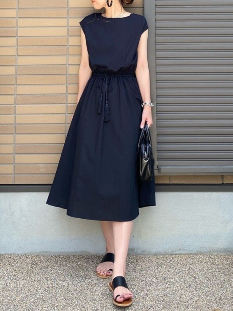 面積の大きいワンピースは涼しそうな素材を選ぶのがコツ　出典：WEAR