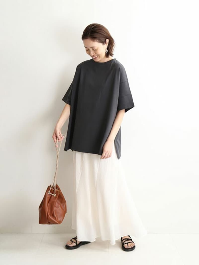 黒トップスのゆったり感をさらに強調するようなフレアスカートをプラス　出典：WEAR