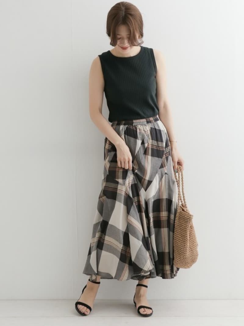 夏らしいマドラスチェックは黒トップスで引き締めると着やせ効果も狙えます　出典：WEAR