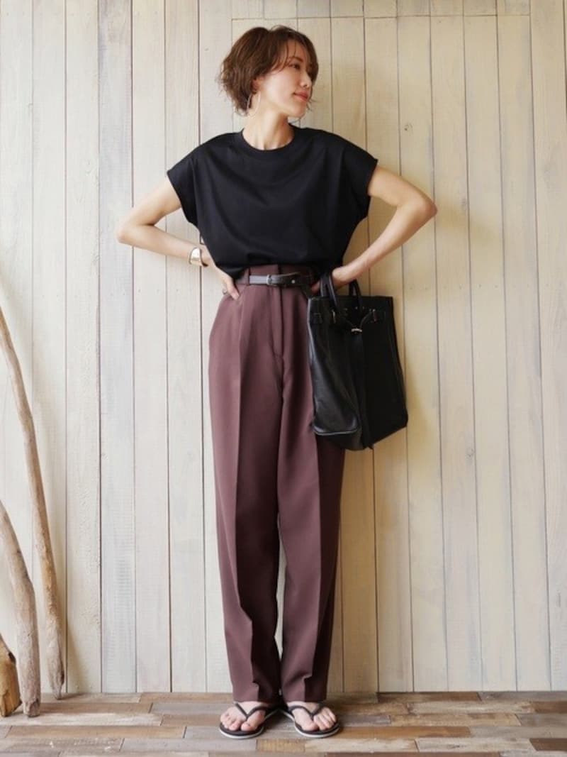 ベーシック色同士なのにどこか新鮮な黒＆ブラウンコーデがおすすめ　出典：WEAR