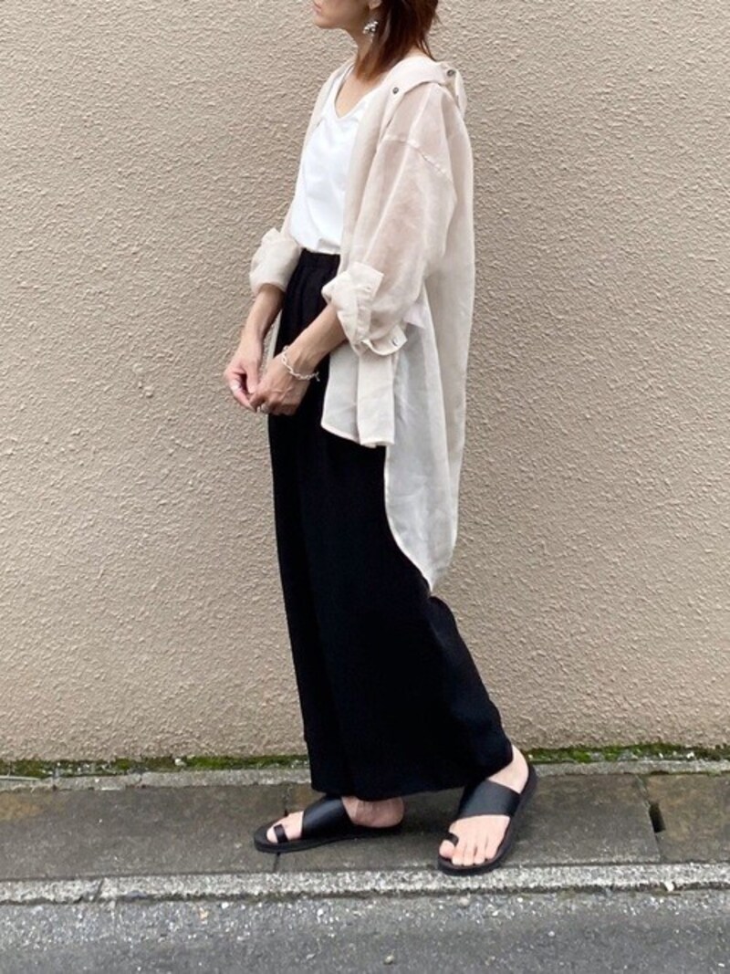 今年トレンドの透け感のあるシアーシャツで黒パンツを軽やかに　出典：WEAR