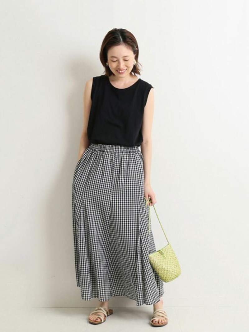 甘いイメージのギンガムチェックもモノトーンコーデで大人仕様に 出典:WEAR