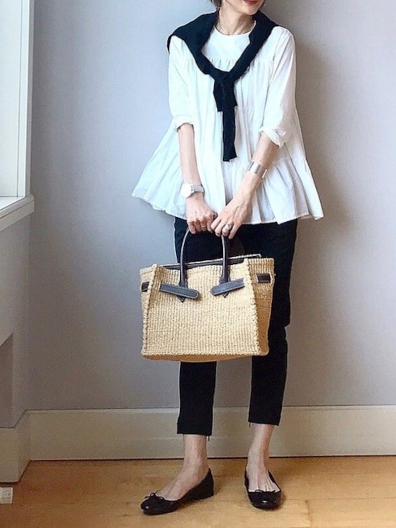 白のレースやフリルなどの甘めなトップスは黒ボトムスが相性抜群 出典:WEAR