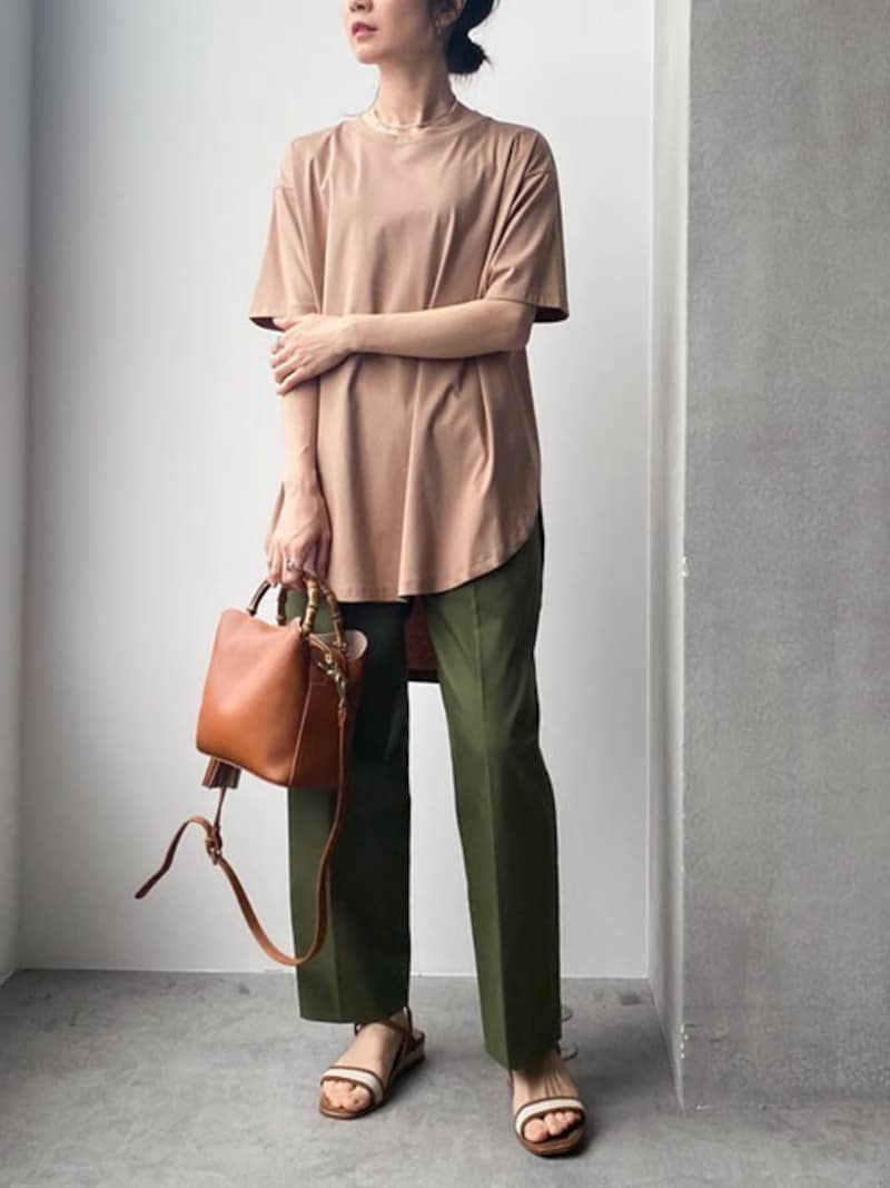 アースカラーで統一するとカジュアルでもどこか涼し気に　出典：WEAR