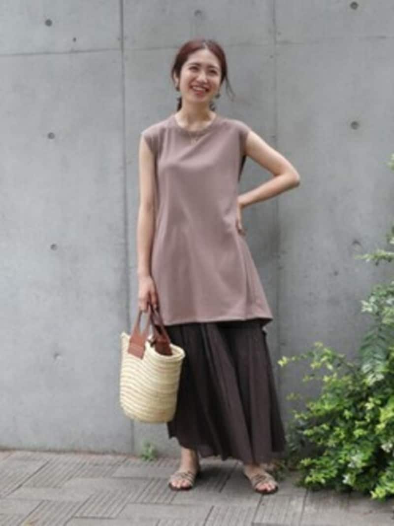 ノースリーブ＆ロングスカートはアラフォー女性が取り入れやすいバランス　出典：WEAR