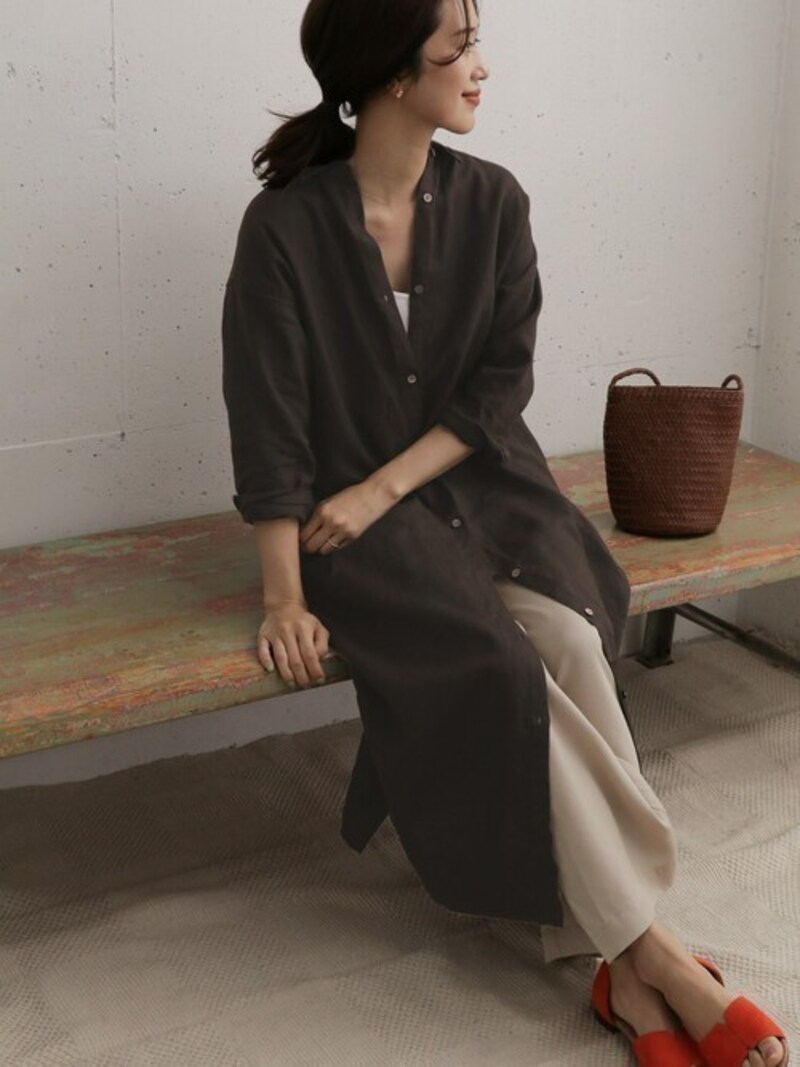 ブラウンのシャツワンピは長く着られてアレンジしやすいのが優秀　出典：WEAR