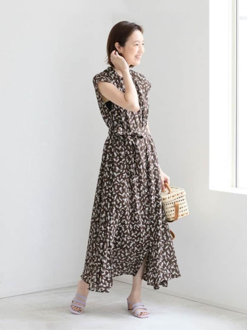 小花柄のワンピースなら、きれいめ見えする美シルエットのものを 出典:WEAR