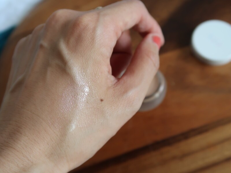 さらっとなじむクリームタイプで、ツヤも自然ながらしっかり発光します