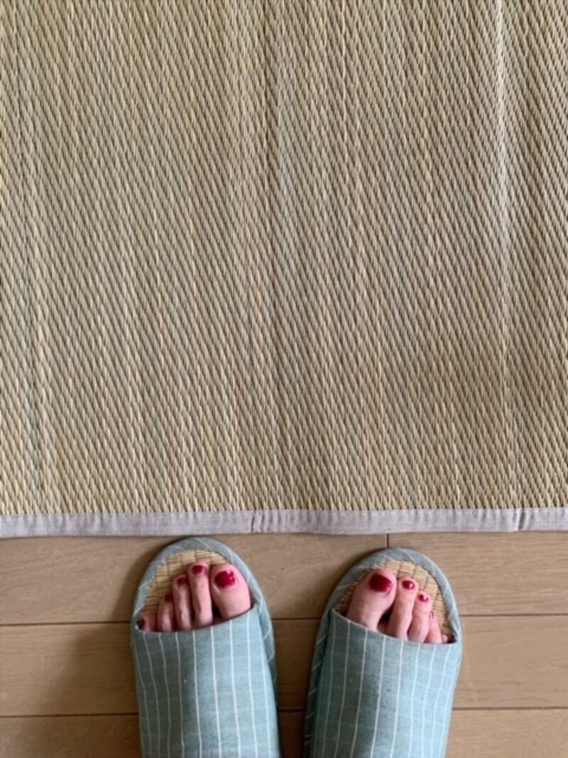 夏はこの畳の香りが落ち着くので、夏用のスリッパもイ草素材で揃えているほどです