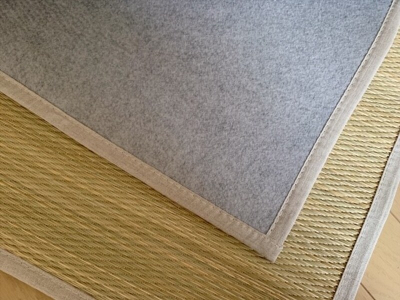 裏面はポリエステル素材。床付き感も少し軽減されます。