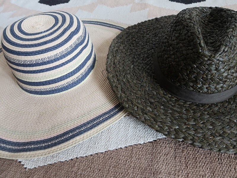 いかにも夏らしいハットと、このシックなカーキのハットの2つがあれば夏の準備はOK