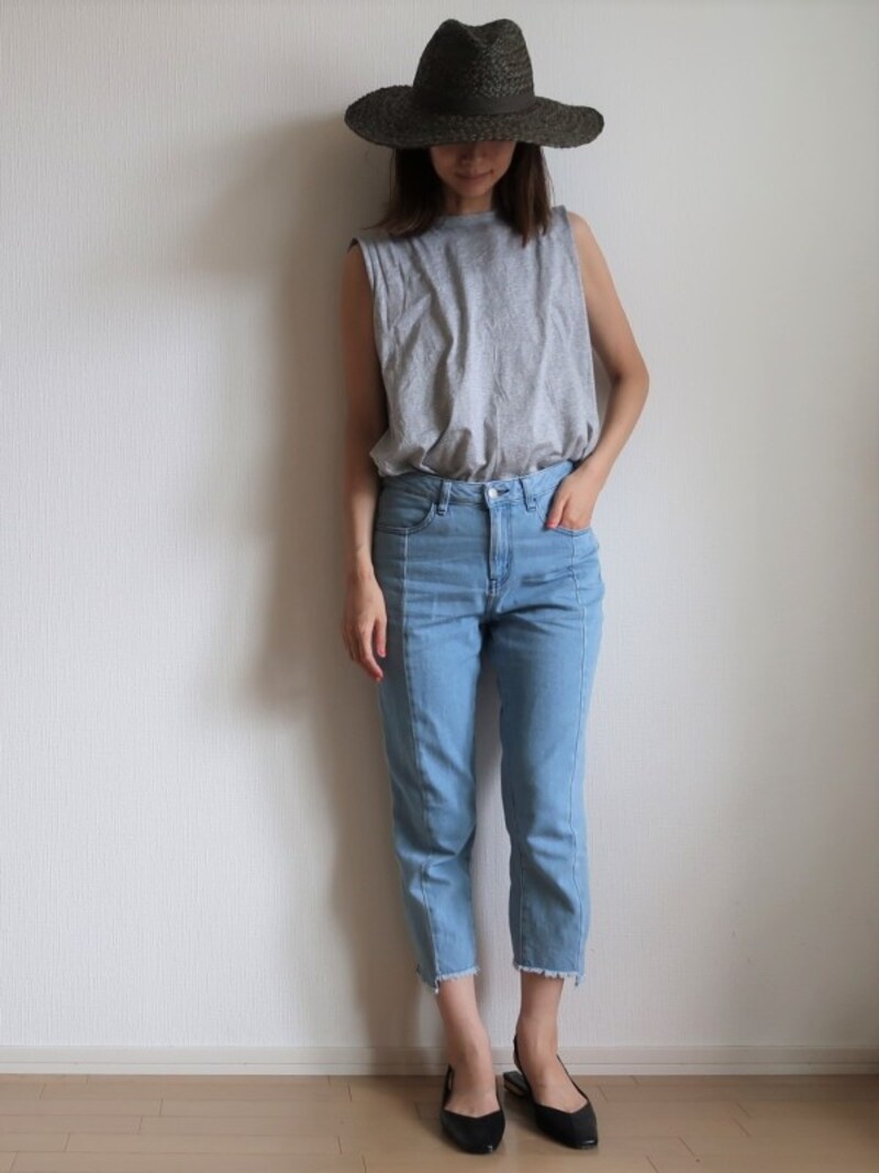 シンプルなTシャツとデニムに合わせても、このハットがあれば季節感のあるおしゃれに