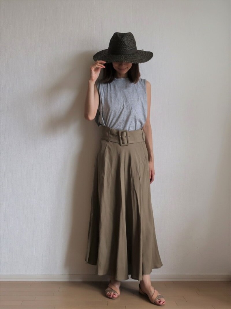 カーキのロングスカートと合わせて、落ち着いた大人の夏カジュアルコーデに