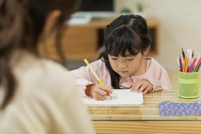 「宿題は先に済ませない」など口うるさく子どもに指示を出すと、子どもは自分で考えることが苦手になってきます