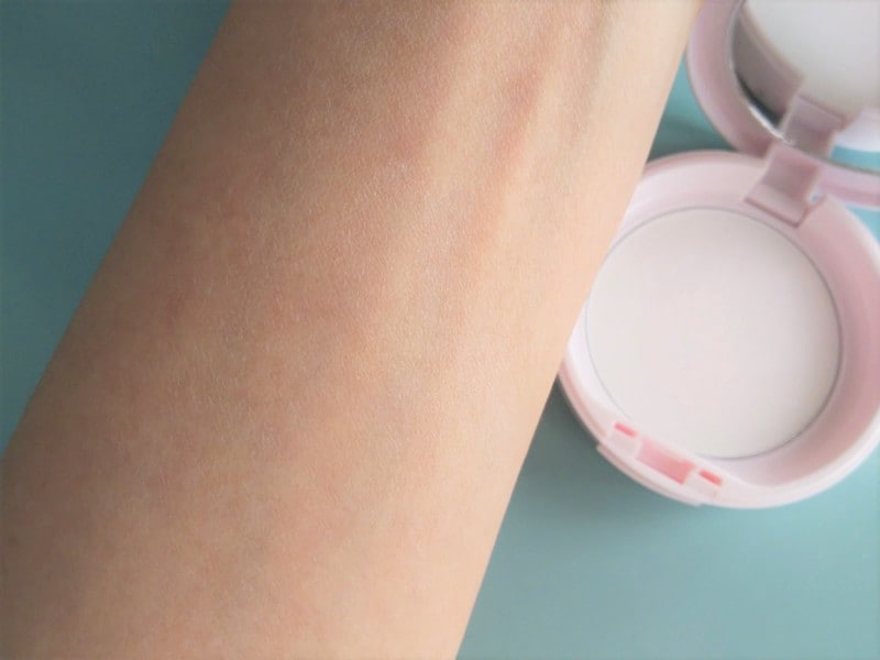 カラーレスのパウダーだから、塗布部位が分からないほど透明!