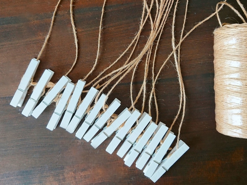 ダンボールで千本引きを手作り 洗濯バサミをつける