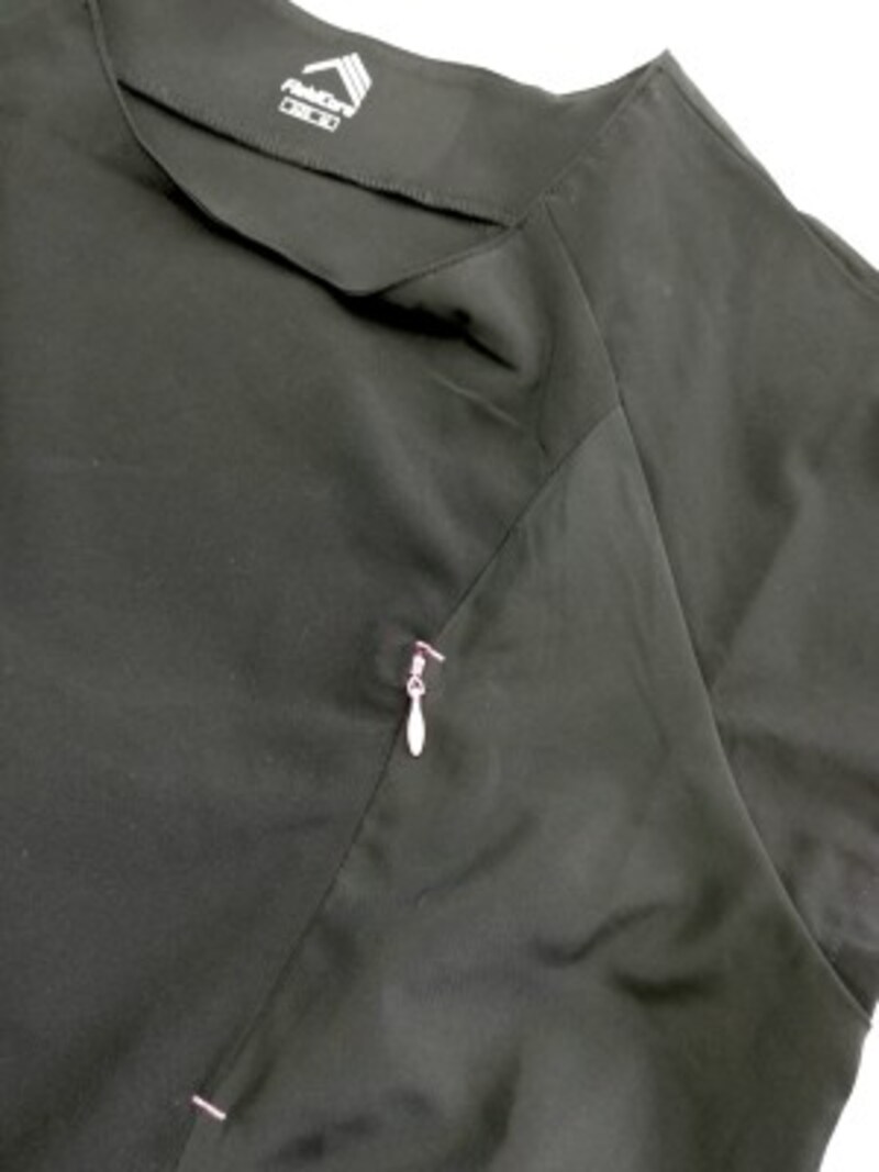 左胸のファスナーポケットがポイントになっている