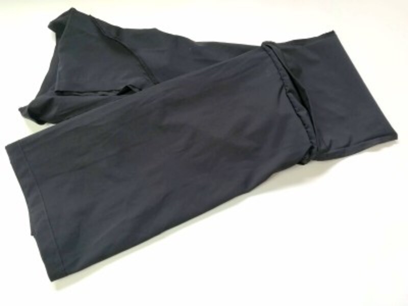 収納ポケットの幅に合わせて幅を三つ折りにし、ウエストで上下を二つ折りにする