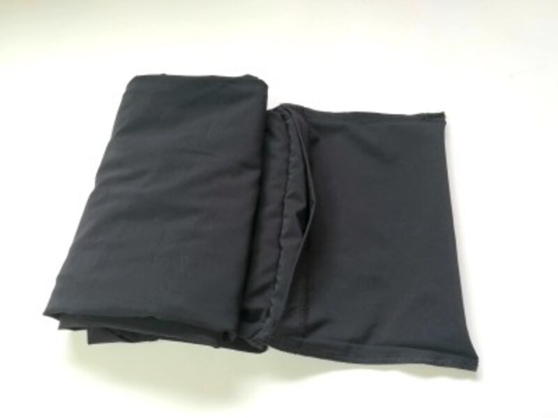 さらに三つ折りにすると、収納ポケットに収まる