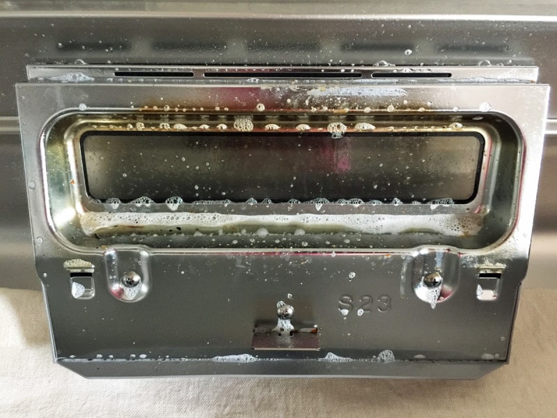 キッチン周りの油汚れに洗剤をスプレー