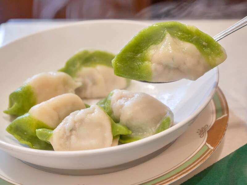 水餃子（6個600円税別）も緑色！白菜をイメージした形だそうです